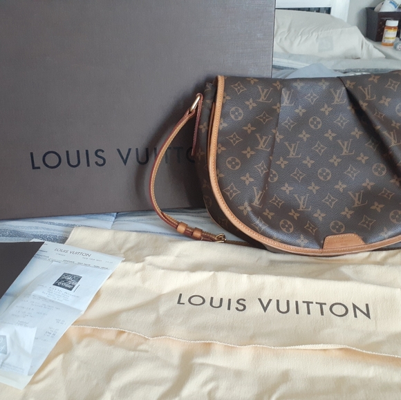 Louis Vuitton - Picture 1 of 16